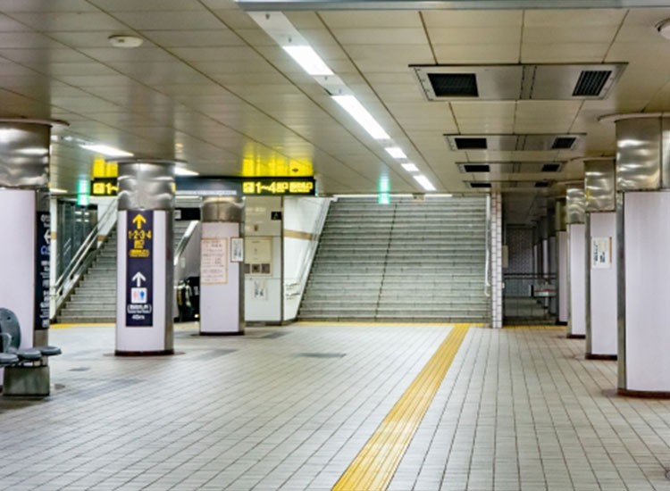 出口１へ階段をあがって進みます。
