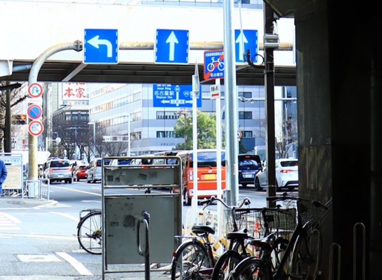 地上へ上がりそのまま直進してください。